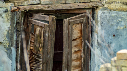 Veccia finestra rotta di legno