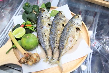 Deep fried mackerel on a oil-absorbing paper, fried mackerel is a popular menu among Thai people to eat with steamed rice, an omega-3 menu. Strengthen the development of the nervous system and brain.
