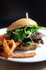 Burger mit Süßkartoffelpommes