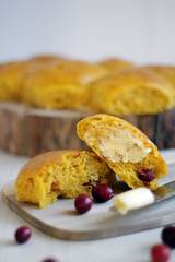 Kürbisbrötchen mit Cranberrys