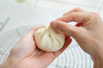 自宅で肉まん作り　肉まんを包む様子