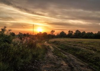 Polna droga podczas wschodu słońca