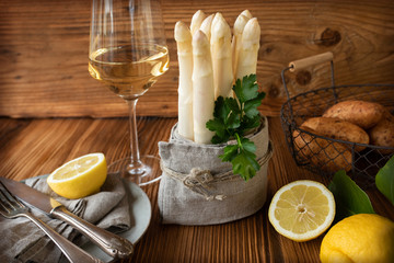Fresh asparagus with white wine
