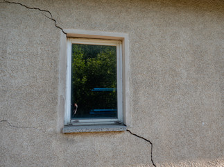 Bauschäden in einer Wand am Fenster Risse