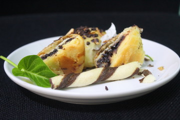 Delicious grilled bananas with chocolate and cheese. Banana with melted chocolate filling. Preparations of Indonesian bananas. Chocolate banana tastes delicious. banana with processed flour and cheese