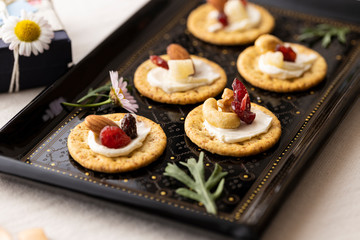 クリームチーズとドライフルーツとナッツが乗ったクラッカー