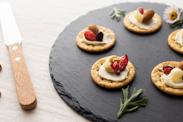 クリームチーズとドライフルーツとナッツが乗ったクラッカー