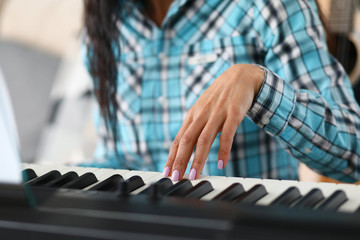 Obraz premium Teacher giving music lesson