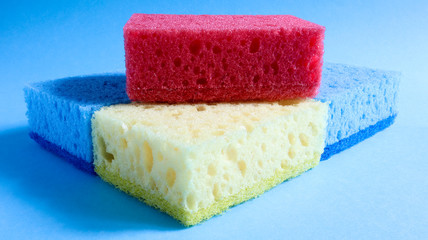 Many blue, red, yellow, green sponges are used to wash and wipe the dirt used by housewives in everyday life. They are made of porous material such as foam. good detergent retention