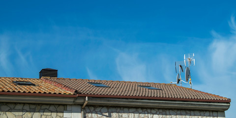 Antena en tejado de una casa.