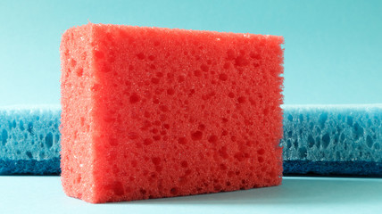 Many blue, red, yellow, green sponges are used to wash and wipe the dirt used by housewives in everyday life. They are made of porous material such as foam. good detergent retention