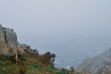 Fototapeta na wymiar Vistas desde lo alto de la cima de Fisterra, Galicia, España. 
