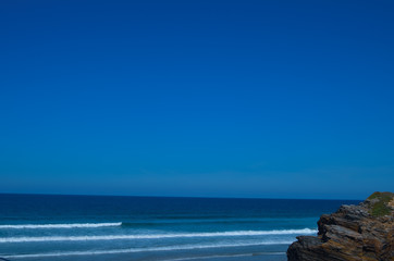 Vista lejana de la Playa de las Catedrales, Galicia, España. 
