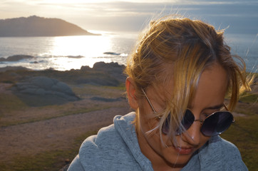 Modelo delante de una puesta de sol en A Coruña, Galicia, España. 