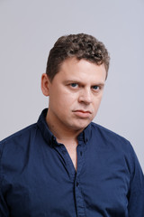 Obraz premium Studio portrait of man with hand on head 