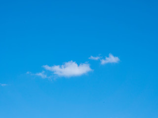 Fototapeta na wymiar Hintergrund Himmel mit kleiner Wolke