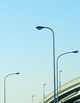 高速道路沿いの街灯