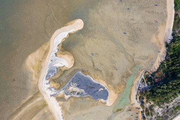 Obraz premium Aerial view of a large sandbar at low tide on a tropical ocean (Pakarang Cape, Khao Lak, Thailand)