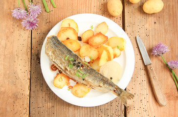Hering Brathering mit Kartoffeln Bratkartoffeln Teller Gericht  