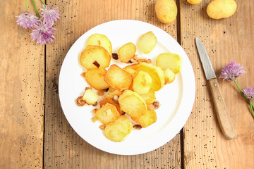Teller frische Bratkartoffeln Kartoffeln Röstkartoffeln gebraten Tisch Top View Portion junge neue Kartoffeln