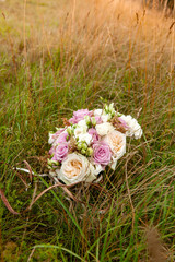 Obraz na płótnie Canvas beautiful wedding bouquet in violet and white tones of roses and eustoma