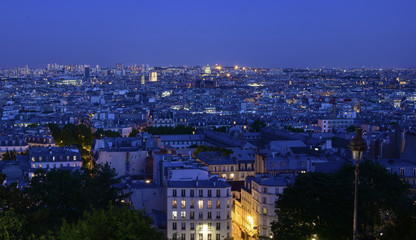 Obraz premium Vue générale vers Paris depuis Montmartre à la tombée de la nuit