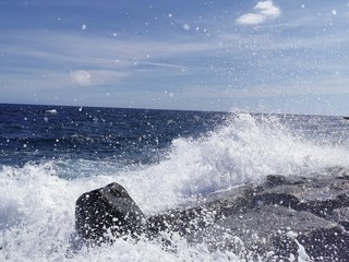 Naklejka premium waves on the beach