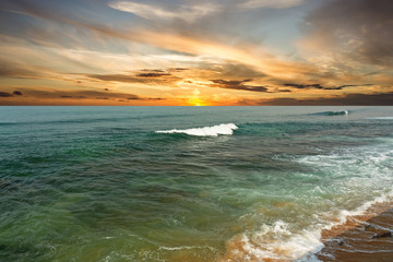 Obraz premium Indian ocean view, Sri Lanka, sea waves with dramatic sunset