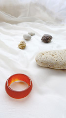  sea ​​stones in white textile    
