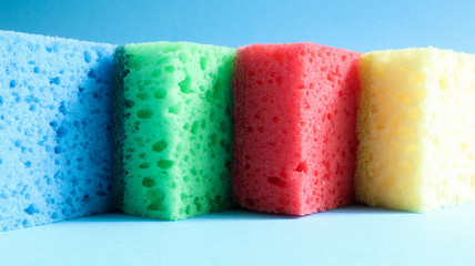 Many blue, red, yellow, green sponges are used to wash and wipe the dirt used by housewives in everyday life. They are made of porous material such as foam. good detergent retention