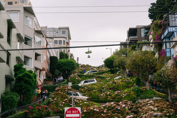 Fototapeta premium People walk on the Lombard street in San Francisco.