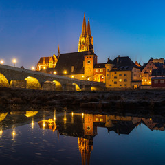 Fototapeta na wymiar Regensburg e Danubio di sera