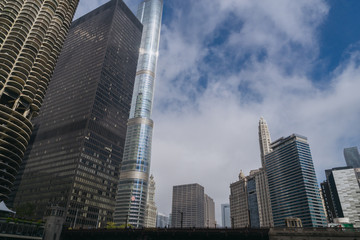 Obraz premium Modern buildings and Marina City Towers near Chicago river.