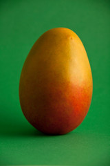 Mango natural sobre fondo verde