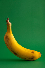 pl&aacute;tano de canarias sobre fondo verde