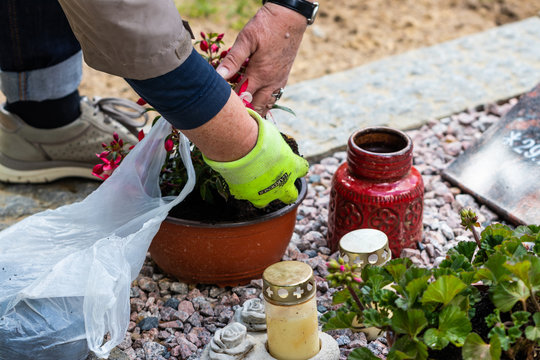 Grabpflege auf dem Friedhof
