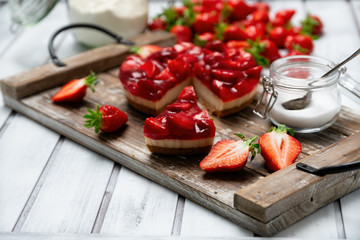 kleiner runder erdbeerkuchen