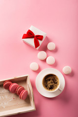 Roze french cookies macaroons on pink background