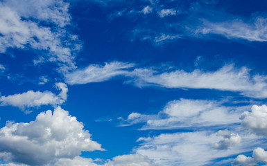 Obraz premium White clouds against a blue sky.