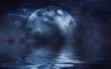 Reflet de la pleine lune sur l& 39 eau. Fond dramatique sombre. Clair de lune, fumée et brouillard