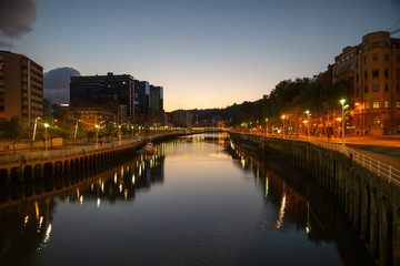 Obraz premium Reflejos nocturnos en la ría de Bilbao
