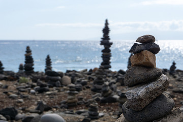 Emociones expresadas con piedras frente al mar