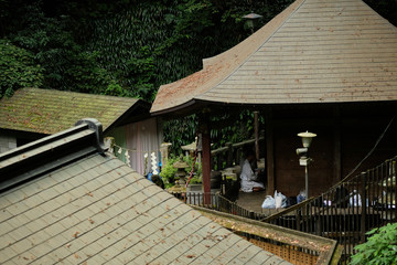 修行の場。祈りの場。日本の伝統的な風景。Praying Jpanese monk in a small temple, Tokyo Japan.