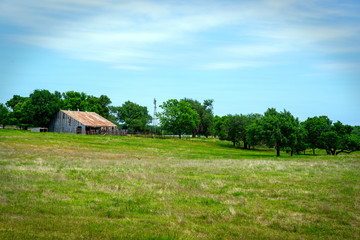 Obraz premium old barn in the field
