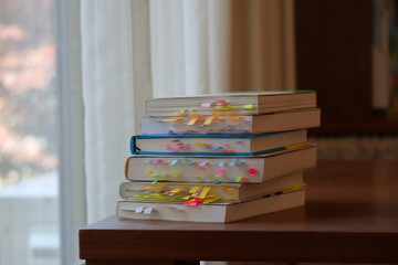 テーブルの上に置かれた本