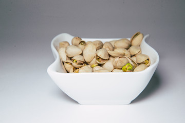 pistachos ricos sobre fondo blanco