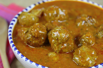 boulettes de viande sauce au curry rouge