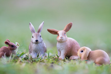公園の芝生にある可愛い動物のフィギュア模型