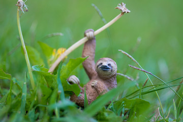 公園の芝生にある可愛い動物のフィギュア模型