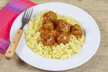 boulettes de viande en sauce et pâtes